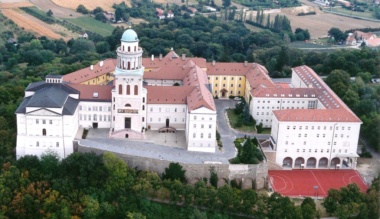 pannonhalma-1025-evesen-fiatal-szent-mor-szobor-es-a-mereszen-felujitott-bazilika