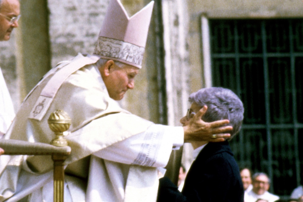 Testvéri kapcsolat az egyház szívében: II. János Pál pápa és Chiara Lubich testveri-kapcsolat-az-egyhaz-sziveben-ii-janos-pal-papa-es-chiara-lubich