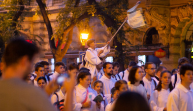 ur-s-kiraly-a-fold-felett