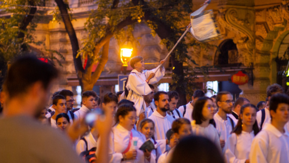 ur-s-kiraly-a-fold-felett