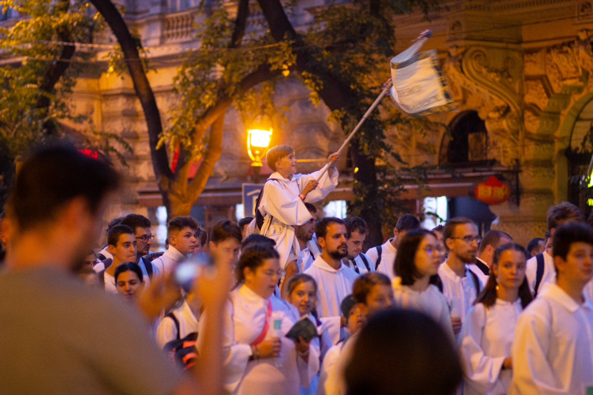 ur-s-kiraly-a-fold-felett