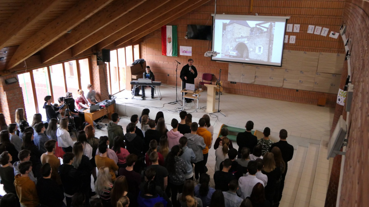 Magyar diákok egy szentföldi iskoláért magyar-diakok-egy-szentfoldi-iskolaert