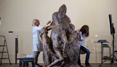 michelangelo-pietai-valosag-a-tenyeken-tul