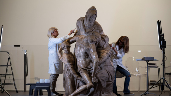 michelangelo-pietai-valosag-a-tenyeken-tul