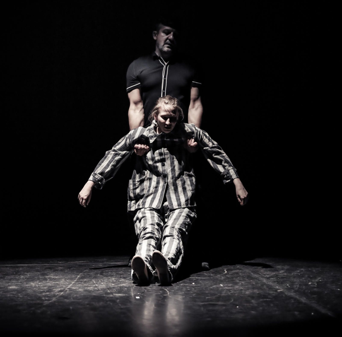 Három nő szürke kabátban a kopár udvaron - Színdarab, mely a zsigerekig hatol harom-no-szurke-kabatban-a-kopar-udvaron-szindarab-mely-a-zsigerekig-hatol