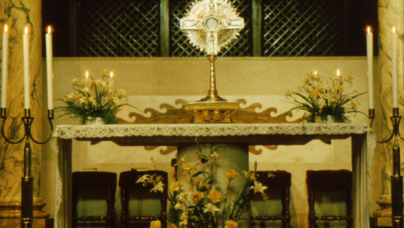 az-oltariszentseg-tiszteleterol