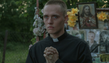 ruha-teszi-a-papot-a-corpus-christi-cimu-filmrol