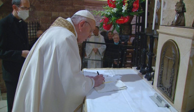 ferenc-papa-uj-enciklikajarol-mindig-az-aldozat-partjan