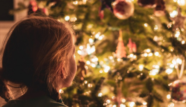 van-ott-valaki-kozelitesek-a-karacsony-titkahoz