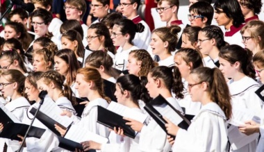 ezrek-ajkan-ezer-nyelven