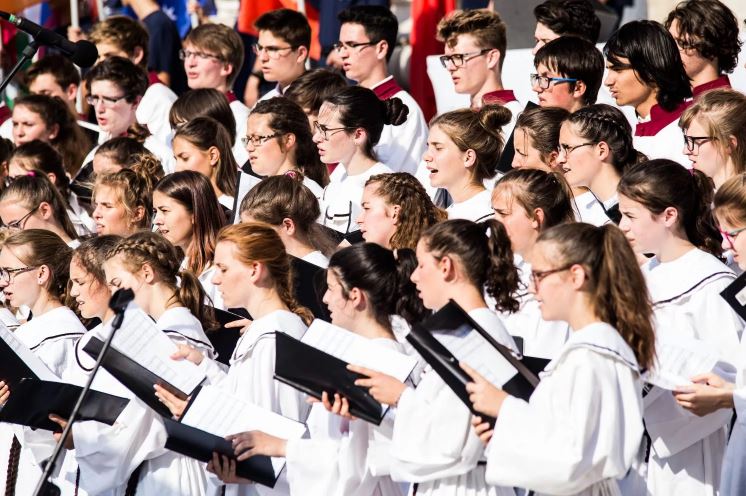 Ezrek ajkán, ezer nyelven ezrek-ajkan-ezer-nyelven