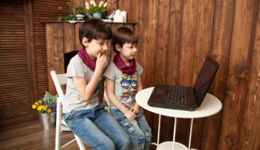 szemben-az-arral-avagy-hogyan-neveljuk-gyermekeinket-a-kepernyo-es-okoseszkozok-vilagaban