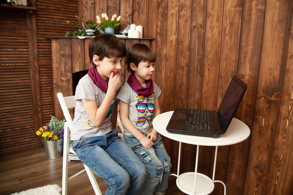 Szemben az árral, avagy hogyan neveljük gyermekeinket a képernyő és okoseszközök világában? szemben-az-arral-avagy-hogyan-neveljuk-gyermekeinket-a-kepernyo-es-okoseszkozok-vilagaban