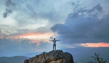 mindenkit-szeretni-elmelkedesek-a-szeretet-muveszeterol