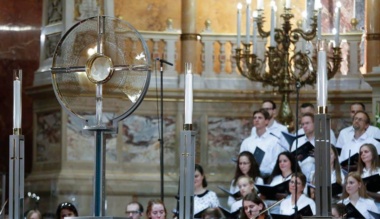 egy-csepp-nek-kozossegben-az-eucharisztia-elott