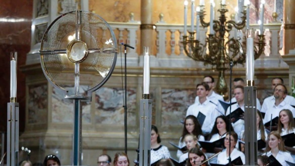 egy-csepp-nek-kozossegben-az-eucharisztia-elott