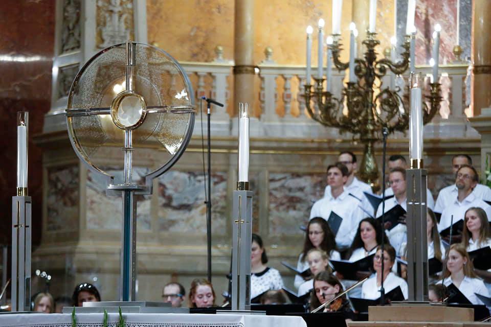 Egy csepp NEK – közösségben az Eucharisztia előtt egy-csepp-nek-kozossegben-az-eucharisztia-elott