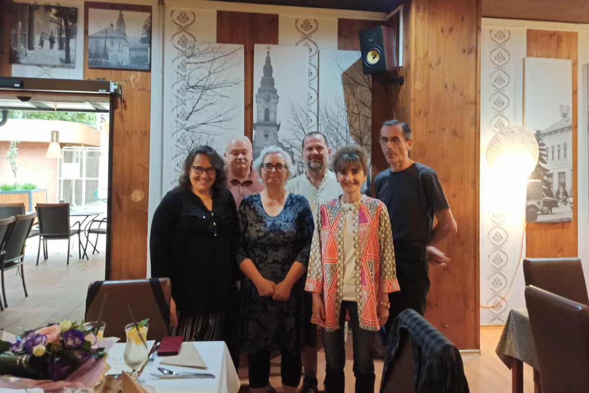 Ember a polcon (könyv a széken) ember-a-polcon-konyv-a-szeken