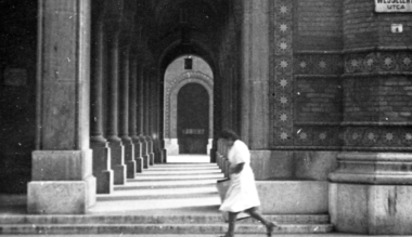 az-r-faktor-homlokrajz-egy-elegetett-papir-hamujaval