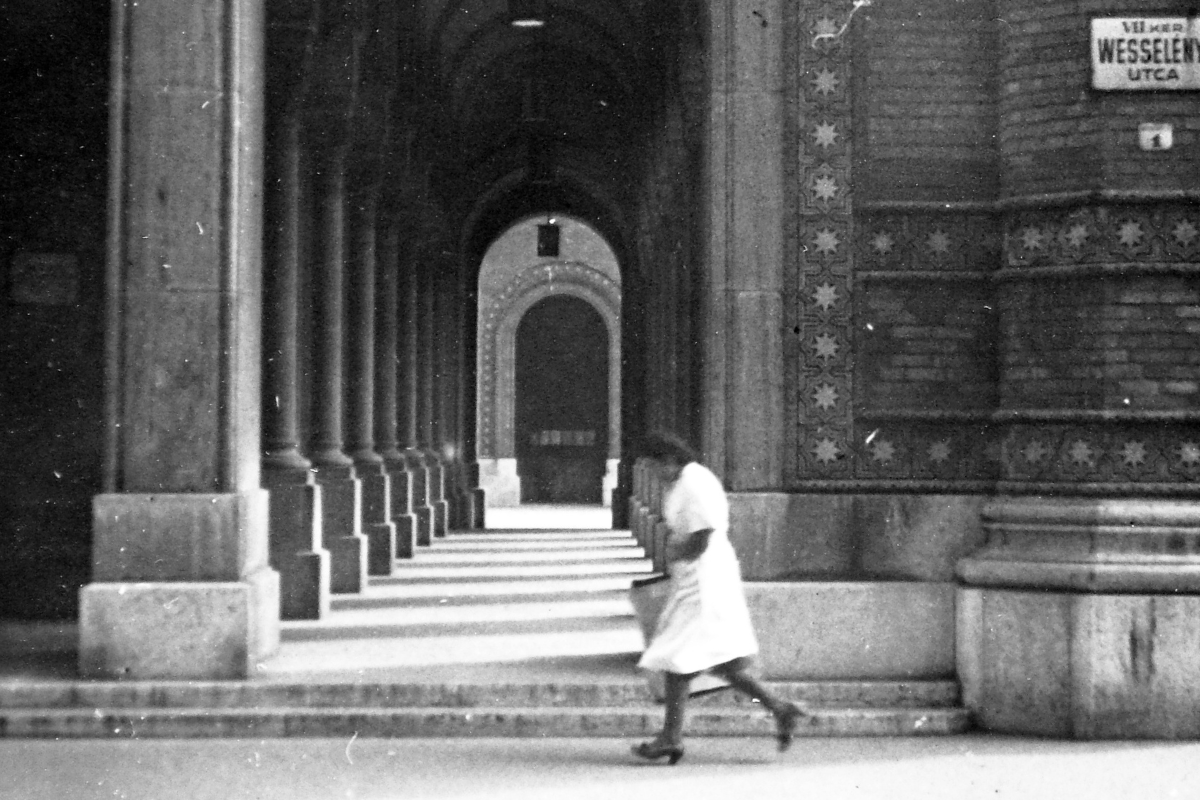 Az R-faktor - homlokrajz egy elégetett papír hamujával az-r-faktor-homlokrajz-egy-elegetett-papir-hamujaval