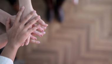 az-egyik-ker-a-masik-szervez-a-harmadik-meg-ad