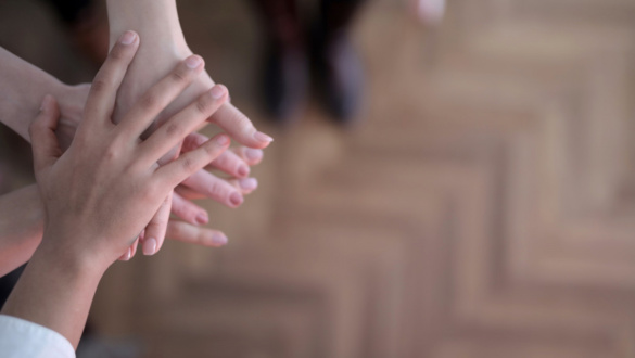 az-egyik-ker-a-masik-szervez-a-harmadik-meg-ad