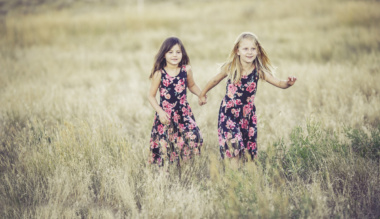 egy-kertben-tobb-virag-a-testverekrol