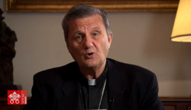 a-szinodus-fotitkara-a-szentlelek-elo-es-kozbenjar